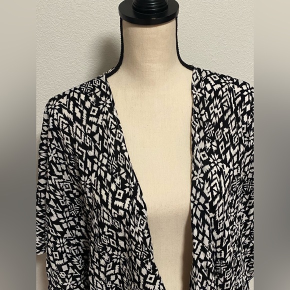 Cotton On Short Sleeve cardigan blouse - Picture 2 of 6
